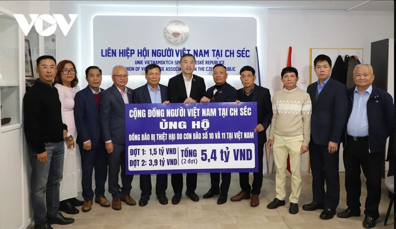 The Union of Vietnamese Associations in the Czech Republic presents 5.4 billion VND to the representative of the Central Committee of the Viet Nam Fatherland Front. (Photo: vov.vn)