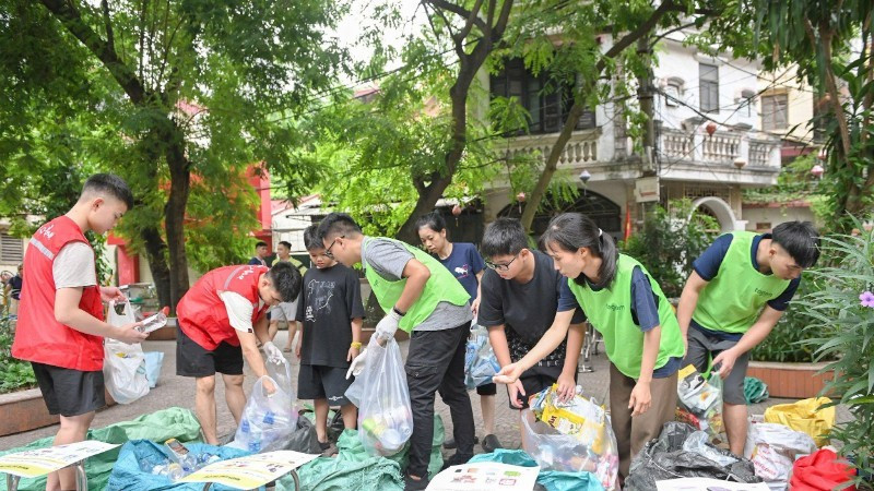 Tagom members instruct locals how to distinguish between organic and inorganic waste