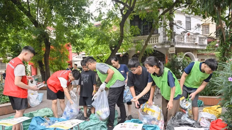 Tagom members instruct locals how to distinguish between organic and inorganic waste