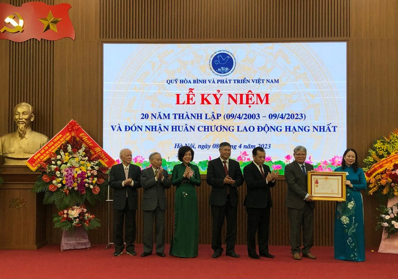 The VPDF was awarded the First-Class Labour Order on the occasion of its 20th anniversary (Photo: HONG DUY)