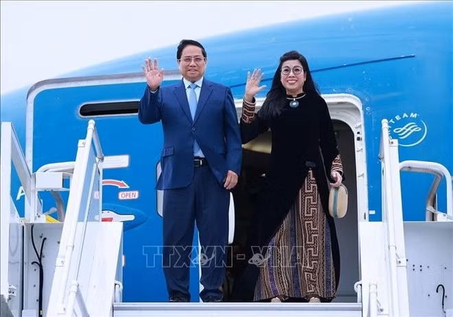 Prime Minister Pham Minh Chinh and his spouse Le Thi Bich Tran arrive at the Lennart Meri Tallinn airport in the capital of Tallinn on June 5 morning (local time). (Photo: VNA)