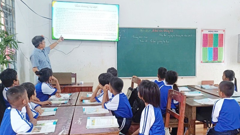 Teaching equipment gifted by Nhan Dan Newspaper has improved teaching and learning conditions for teachers and pupils at Ho Le Primary School.