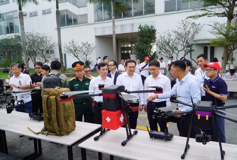 At a display of UAVs (Photo: VNA)