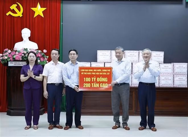 Party General Secretary To Lam presents aid and supplies to Hue city (Photo: VNA)