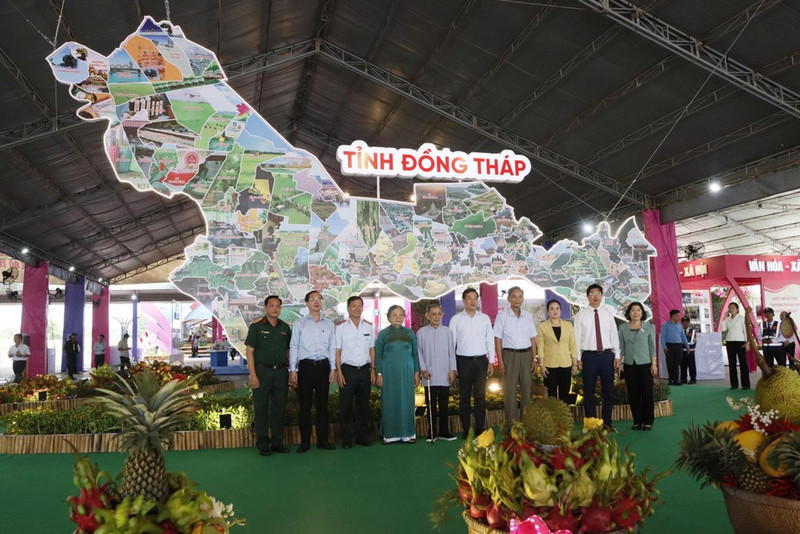 Leaders and guests attend an exhibition celebrating the inaugural Provincial Party Congress of Dong Thap Province for the 2025–2030 term (Photo: Anh Nguyet).
