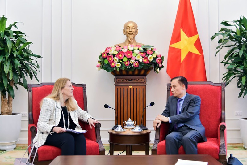 Minister of Foreign Affairs Le Hoai Trung (R) receives Helene Budliger Artieda, Director of Switzerland’s State Secretariat for Economic Affairs, in Hanoi on March 17. (Photo: MoFA)