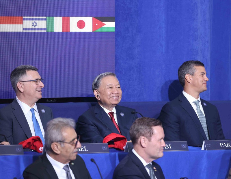 General Secretary of the Communist Party of Viet Nam To Lam (centre, back row) attends the inaugural meeting of the Gaza Board of Peace in Washington D.C. on February 19 morning (local time). (Photo: VNA)