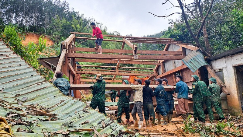 Border soldiers relocate a house in flood-prone A Vuong Commune to safer ground.