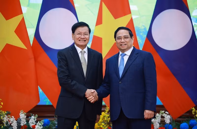PM Pham Minh Chinh (R) and General Secretary of the LPRP Central Committee and President of Laos Thongloun Sisoulith in Ha Noi on January 26. (Photo: VNA)