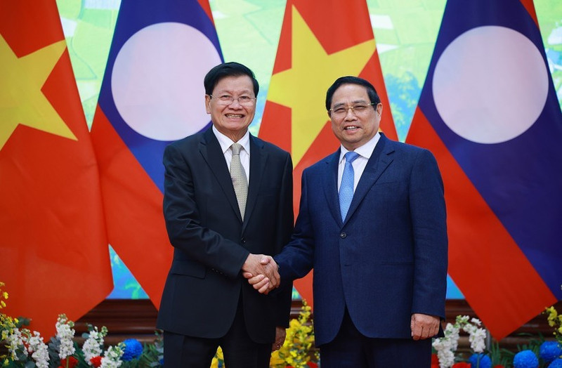 PM Pham Minh Chinh (R) and General Secretary of the LPRP Central Committee and President of Laos Thongloun Sisoulith in Ha Noi on January 26. (Photo: VNA)