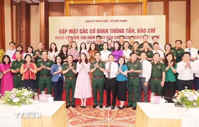 Military officials and representatives of press agencies at the meeting (Photo: VNA)