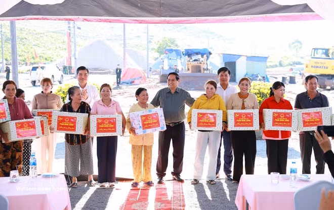 Prime Minister Pham Minh Chinh presents gifts to residents in the resettlement areas in Tuy An Tay and Tuy An Nam communes, Dak Lak province (Photo: VNA)