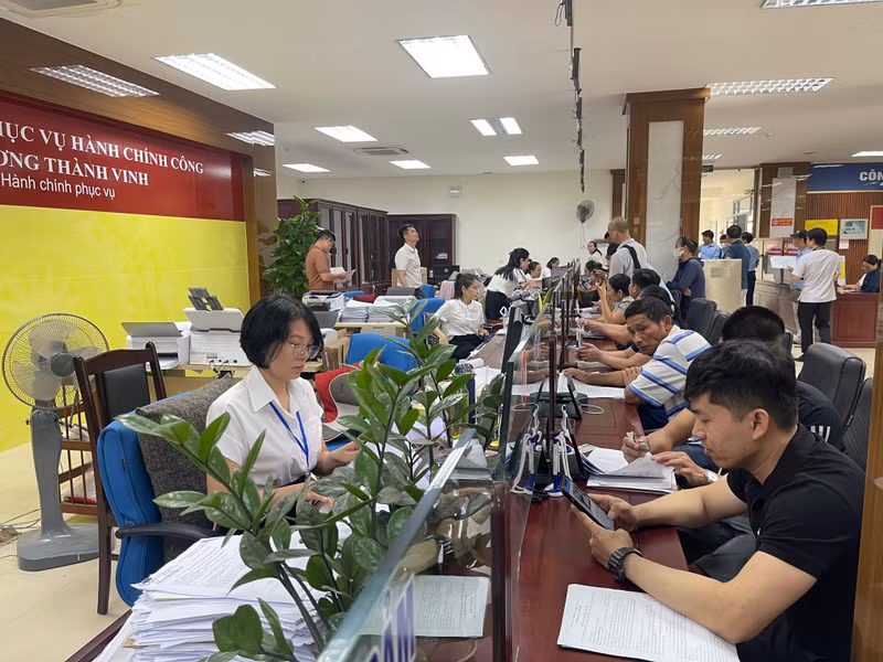 Civil servants and citizens at the Truong Vinh Ward Public Administration Service Centre. (Photo: baonghean.vn)