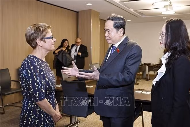 Chairman of the National Assembly Tran Thanh Man (right) meets with Speaker of the Canadian Senate Raymonde Gagné on July 30. (Photo: VNA)