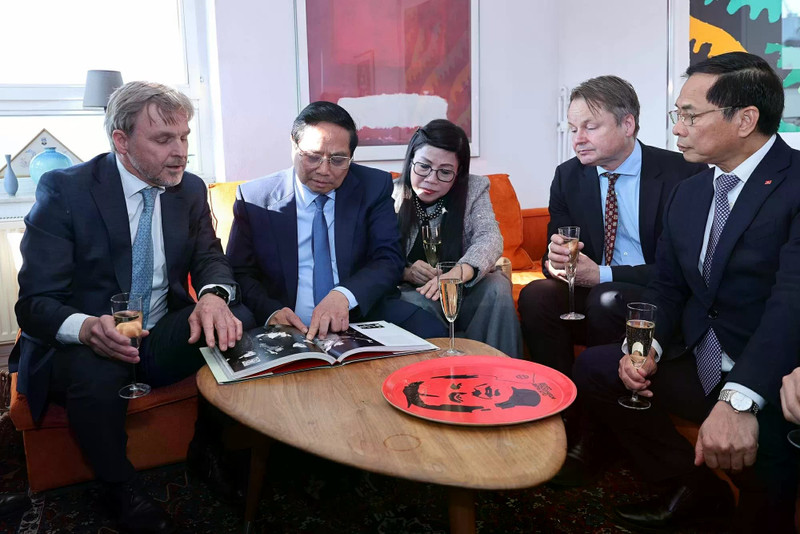 Vietnamese Prime Minister Pham Minh Chinh and his spouse visit family of late Swedish PM Olof Palme. (Photo: VNA)