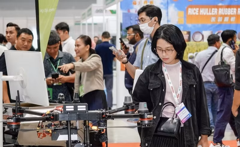 Visitors explore agricultural production equipment on display at Agri & Biotech Vietnam 2026 in Ho Chi Minh City. (Photo: VNA) 