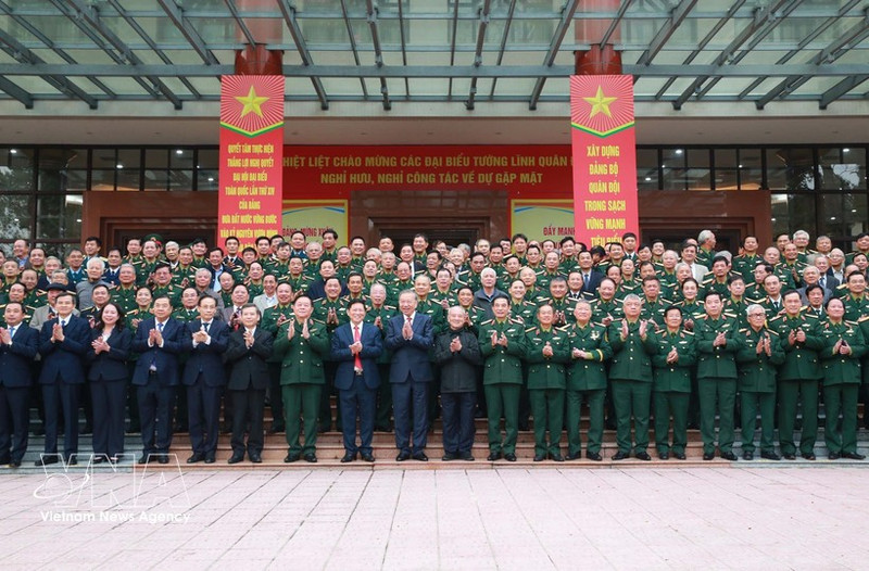 Party General Secretary To Lam (ninth, left, front row) and delegates at the meeting pose for a group photo. (Photo: VNA)