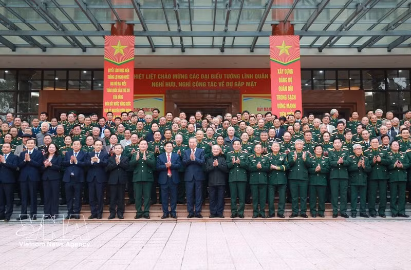 Party General Secretary To Lam (ninth, left, front row) and delegates at the meeting pose for a group photo. (Photo: VNA)