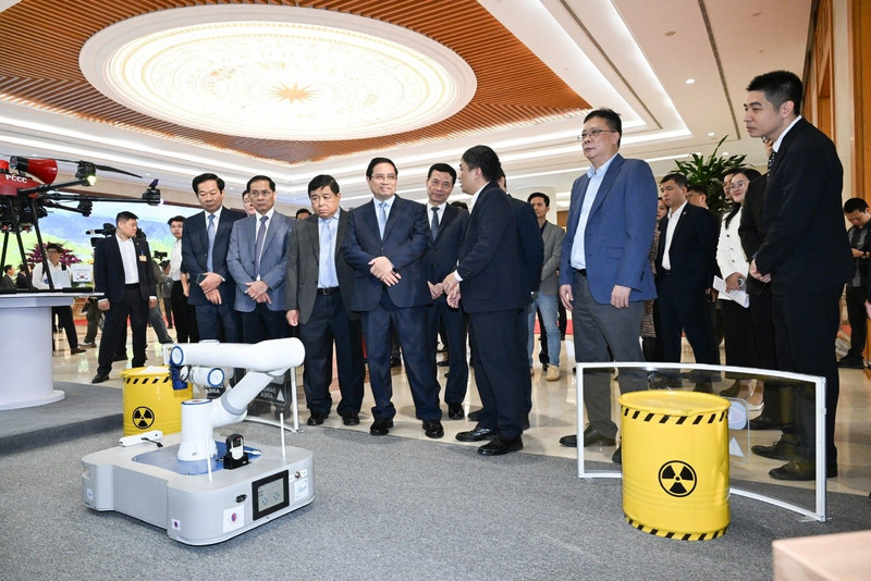 Dr Ngo Manh Tien introduces the robot to Prime Minister Pham Minh Chinh and other delegates at the Third National Forum on Digital Economy and Digital Society, held in Ha Noi in December 2025. (Photo: Viet Nam Academy of Science and Technology)