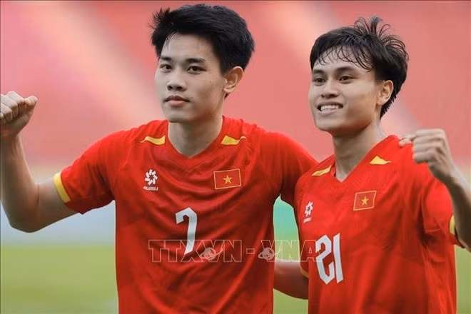 Minh Phuc (21) and Dinh Bac (7) share joy after scoring to extend U22 Viet Nam’s lead to 2–0. (Photo: VNA)
