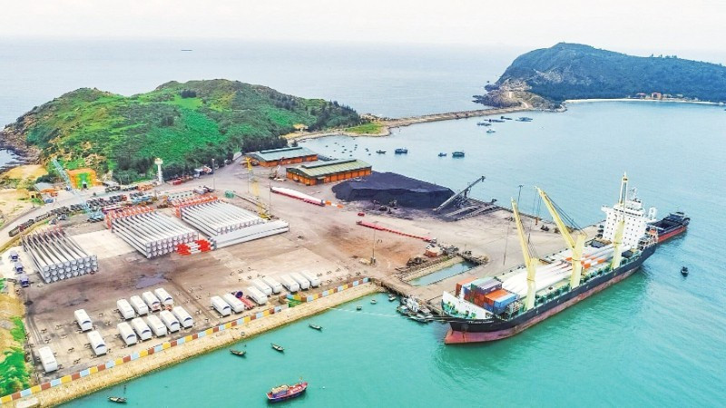 Beyond freight transportation, Hon La port is able to welcome international cruise ships, opening opportunities for maritime tourism and contributing to local sustainable growth.