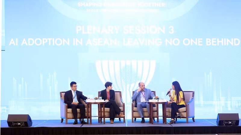 Speakers at the third plenary session of the third ASEAN Future Forum in Ha Noi on June 9 (Photo: VNA)