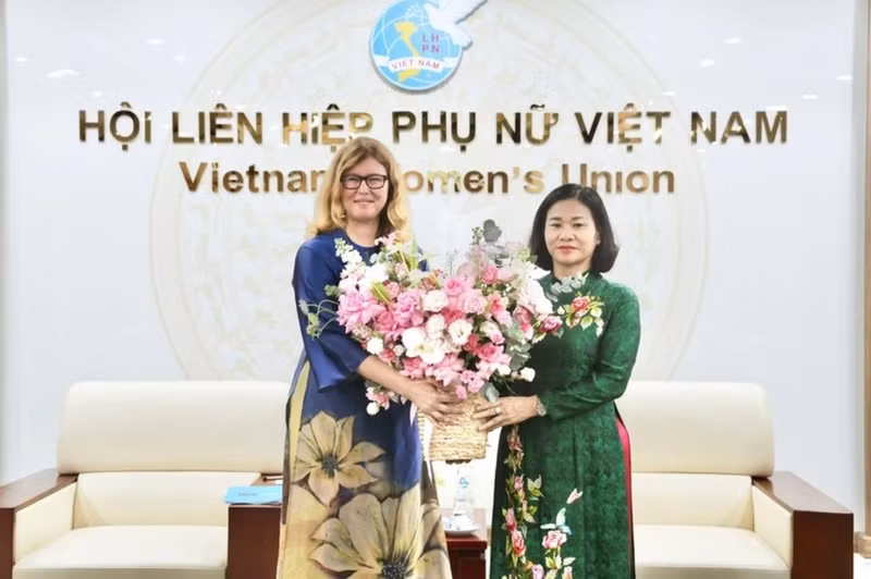 Vice President of the Viet Nam Fatherland Front (VFF) Central Committee and Chairwoman of the Viet Nam Women’s Union Nguyen Thi Tuyen (R) and UNICEF Representative in Viet Nam Silvia Danailov at their meeting on October 3. (Photo: phunuvietnam.vn)