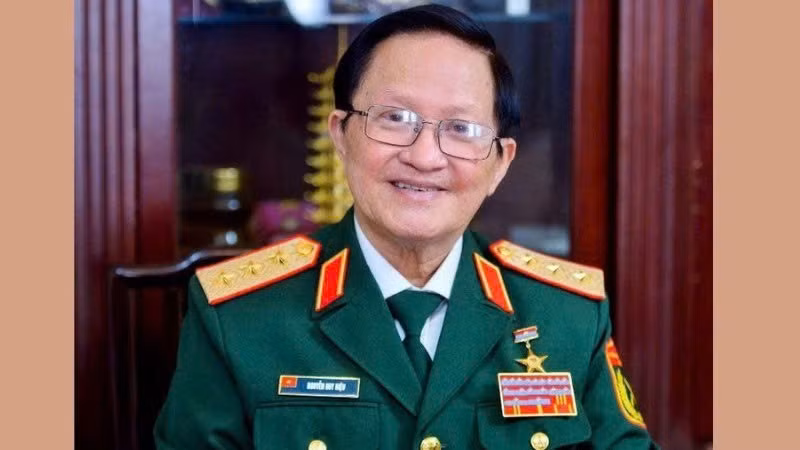 Senior Lieutenant General Nguyen Huy Hieu, Academician, Hero of the People’s Armed Forces, former Member of the Party Central Committee, and former Deputy Minister of Defence.