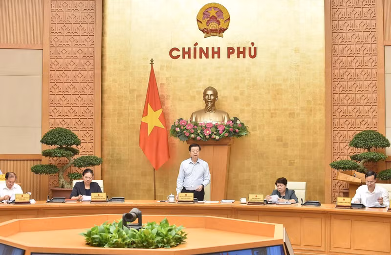 Deputy Prime Minister Mai Van Chinh chairs a meeting of the steering committee for the exhibition on national achievements marking the 80th National Day. (Photo: VGP)
