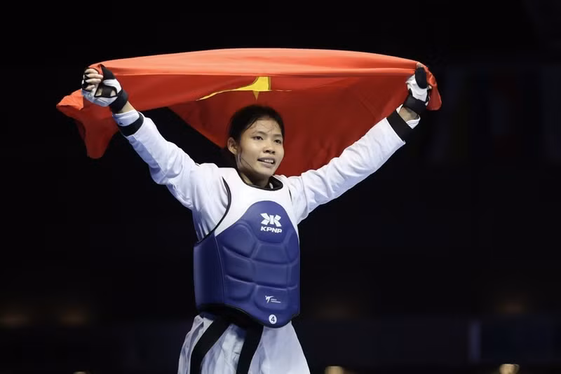 Karate athlete Bac Thi Khiem celebrates after defeating her Philippine opponent in the women’s under-73kg taekwondo final on December 12. (Photo: VNA)