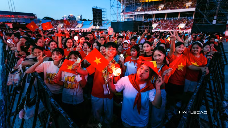 The concert left a deep impression and enthusiastic appreciation among 50,000 audience members, particularly young Gen Z individuals. (Photo: Le Cao Hai)