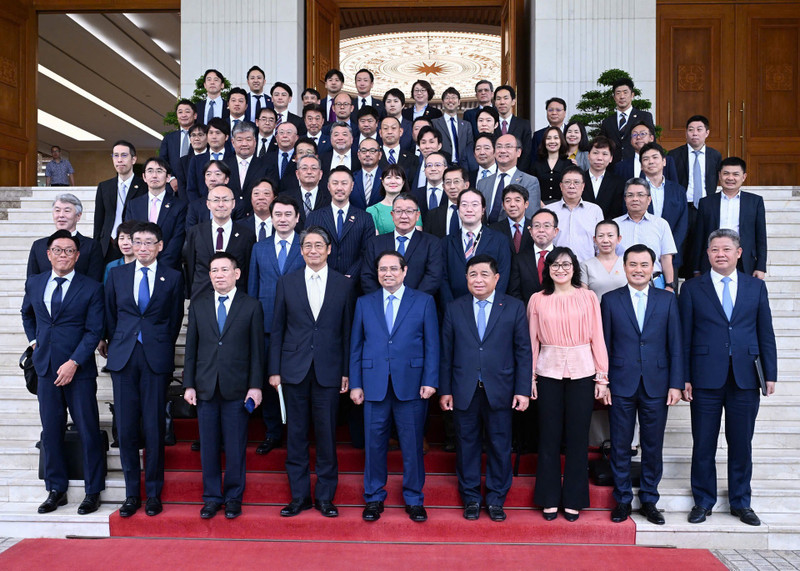 Prime Minister Pham Minh Chinh (centre, front) poses for a photo with Vietnamese officials and representatives of Japanese enterprises on August 12. (Photo: NDO/Tran Hai)