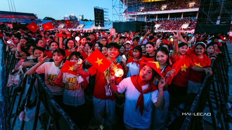 The concert left a deep impression and enthusiastic appreciation among 50,000 audience members, particularly young Gen Z individuals. (Photo: Le Cao Hai)