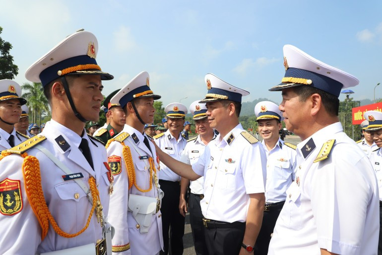 Major General Nguyen An Phong visits the naval forces who will join the grand military parade
