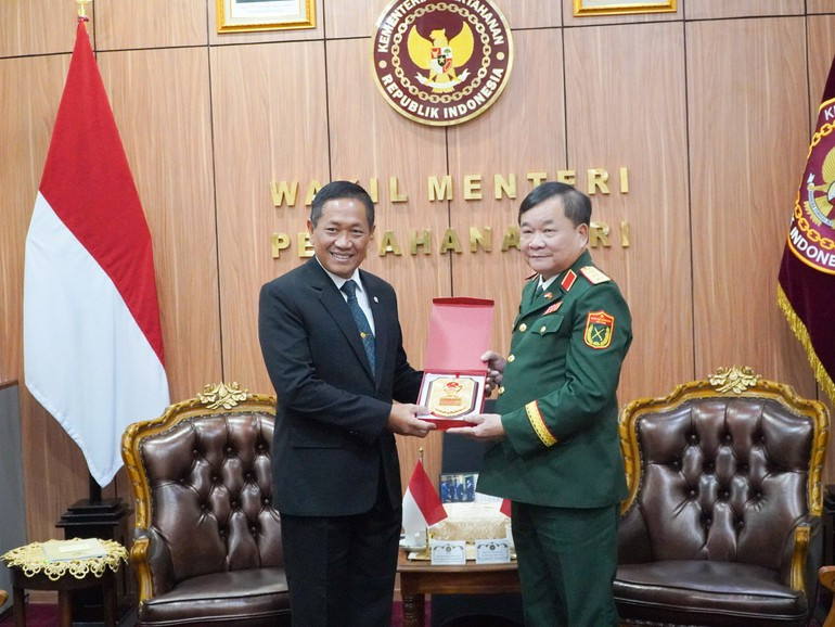 Vietnamese Deputy Minister of National Defence Sen. Lt. Gen. Hoang Xuan Chien (right) and Indonesian Defence Minister Sjafrie Sjamsoeddin at their meeting in Jakarta on September 18. (Photo: NDO)
