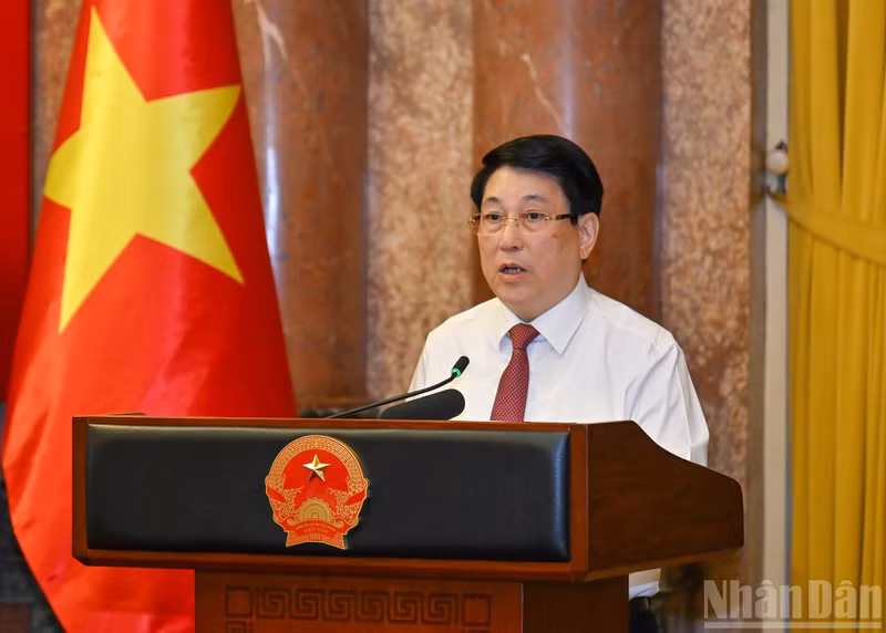 President Luong Cuong delivers a speech at the meeting.