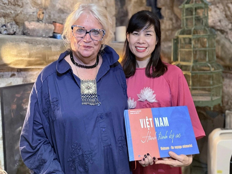 French photographer Dominique de Miscault and Dr. Hoang Thi Hong Ha (Photo: VOV)