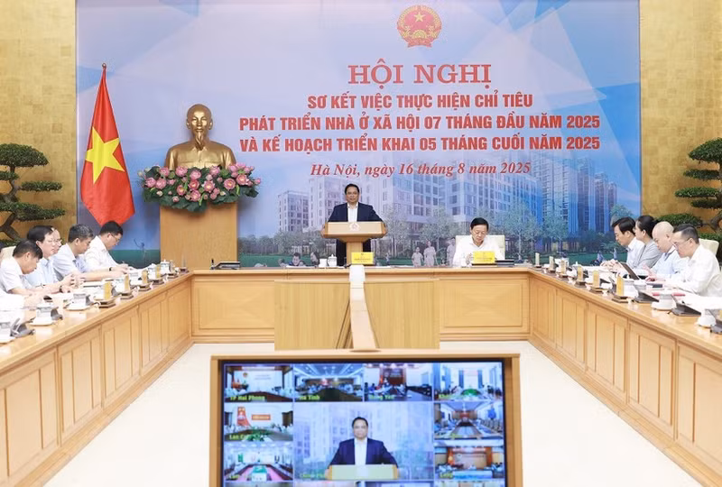 Prime Minister Pham Minh Chinh speaks at the conference on social housing development on August 16. (Photo: VNA)