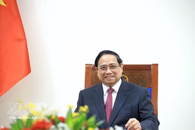 PM Pham Minh Chinh in the phone talks with his Singaporean counterpart Lawrence Wong. (Photo: VNA)