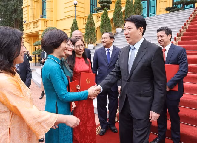 State President Luong Cuong talks to the newly appointed ambassadors at the ceremony on January 16. (Photo: VNA)