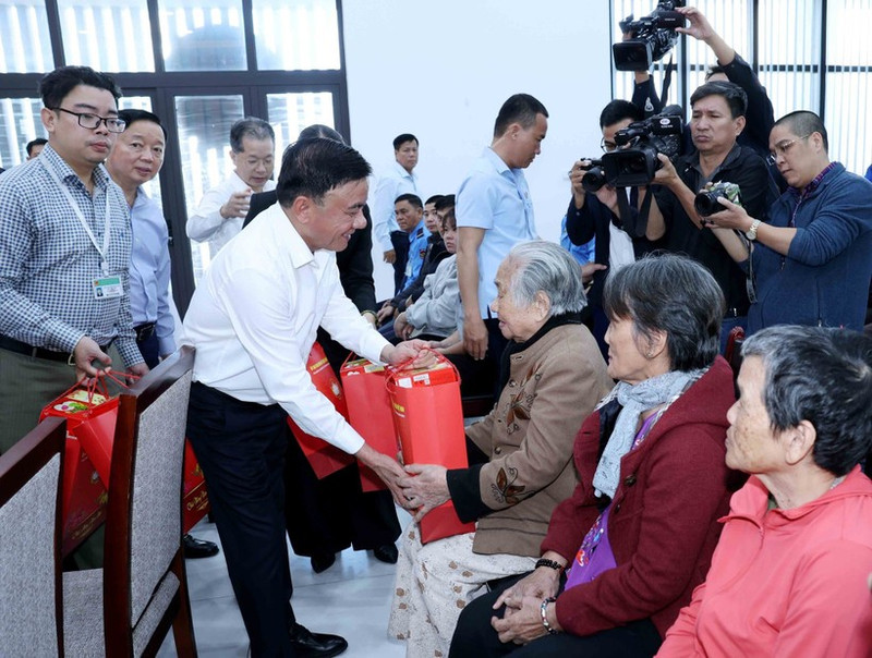 Politburo member and Permanent member of the Party Central Committee’s Secretariat Tran Cam Tu presents gifts to the elderly in Da Nang city on February 5. (Photo: VNA)