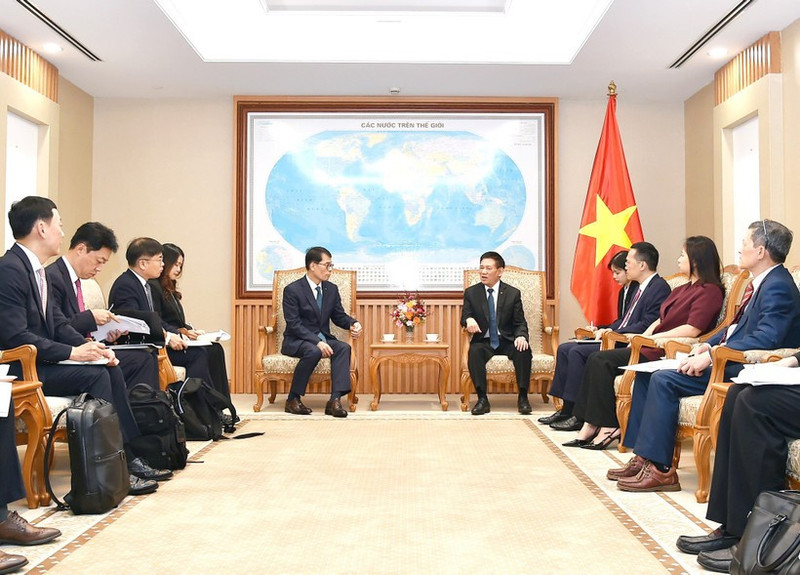Deputy Prime Minister Ho Duc Phoc (R) receives Kim Sung-tae, Chairman and CEO of the Industrial Bank of Korea (IBK), in Ha Noi on September 23. (Photo: VNA)