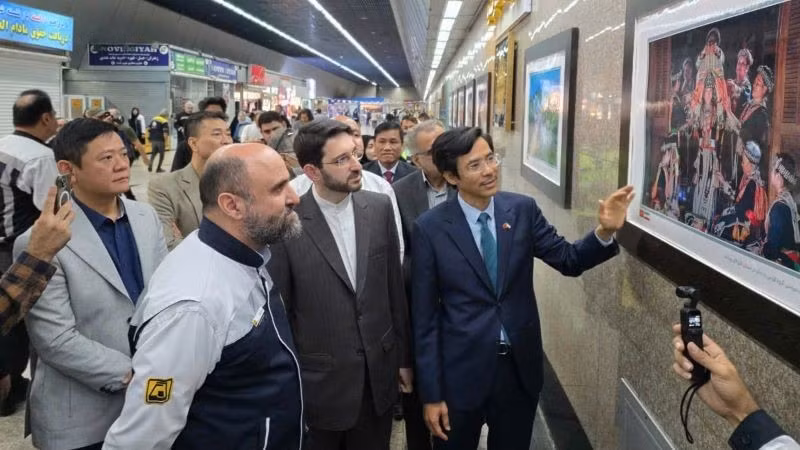 Ambassador Nguyen Luong Ngoc introduces the exhibits to delegates attending the opening ceremony. (Photo: Vietnamese Embassy in Iran)
