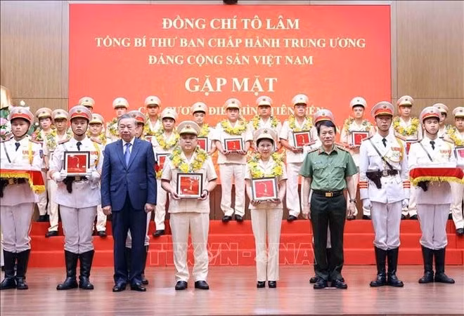 Party General Secretary To Lam and Minister of Public Security Gen. Luong Tam Quang present gifts to outstanding individuals from the People’s Public Security Force and grassroots-level security units, at the meeting. (Photo: VNA)