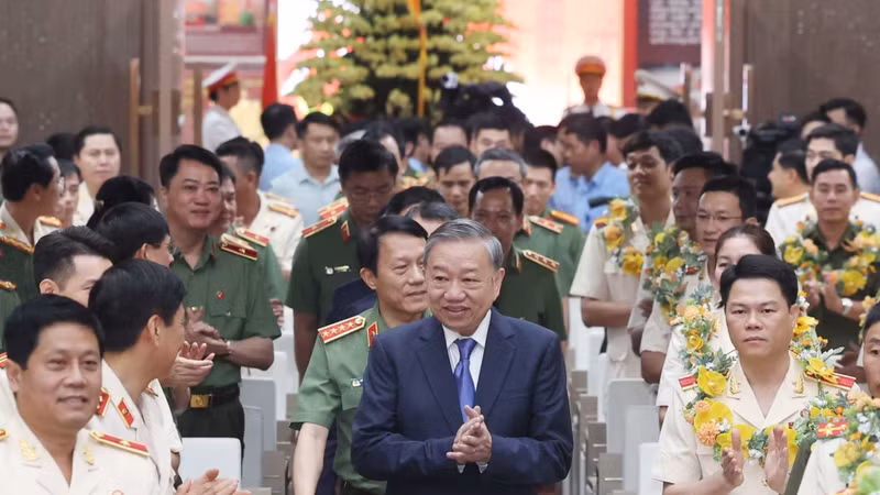 Party chief meets exemplary individuals in protecting national security