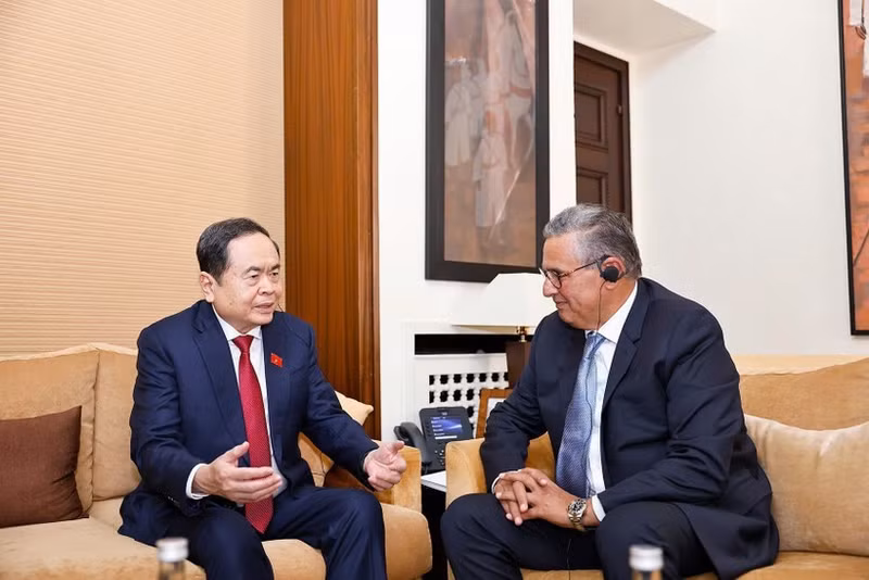 NA Chairman Tran Thanh Man (left) and Moroccan Prime Minister Aziz Akhannouch meet in Rabat on July 25. (Photo: VNA)
