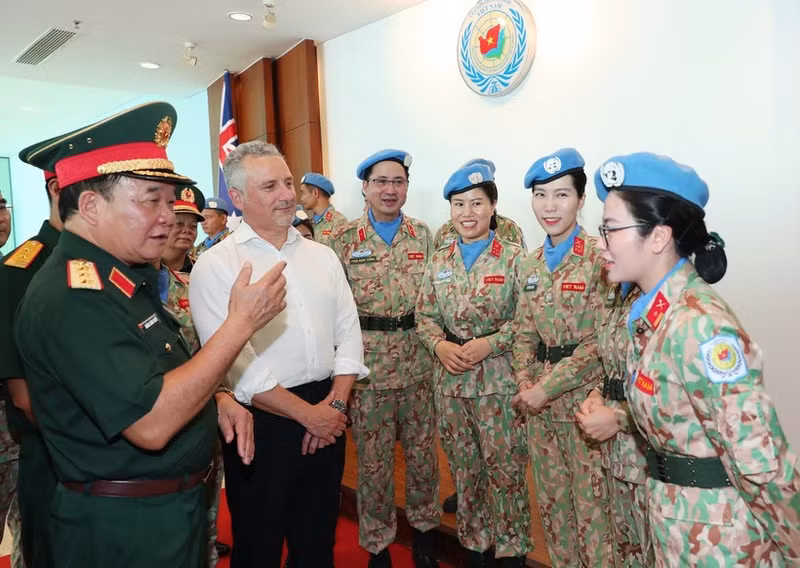 Senior Lieutenant General Hoang Xuan Chien and Deputy Secretary of Strategy, Policy, and Industry at the Australian Department of Defence Hugh Jeffrey meet with Vietnamese female peacekeeping officers. (Photo: VNA)