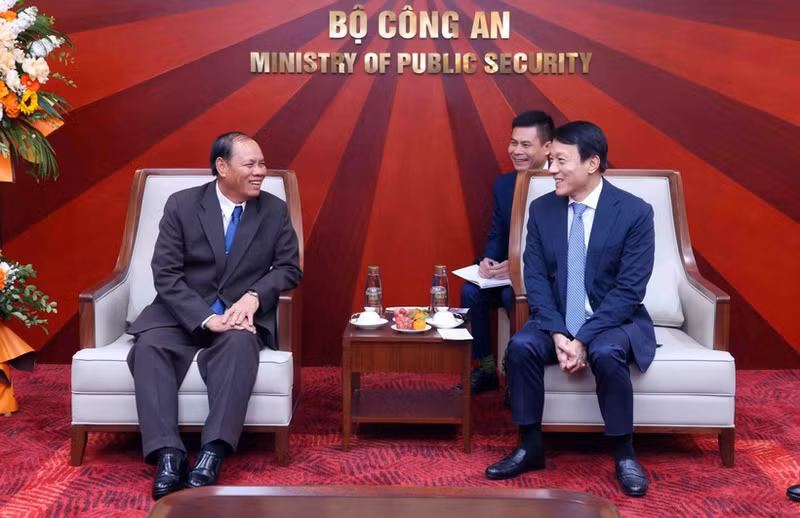 Minister of Public Security General Luong Tam Quang (right) and General Vilay Lakhamphong, a Politburo member and permanent member of the Secretariat of the Central Committee of the Lao People’s Revolutionary Party (LPRP) at their meeting on January 25. (Photo: VNA)