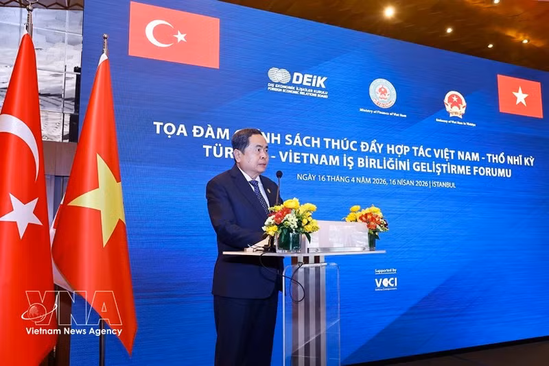 Chairman of the Vietnamese National Assembly Tran Thanh Man speaks at the policy dialogue aimed at promoting Vietnam–Türkiye cooperation (Photo: VNA)