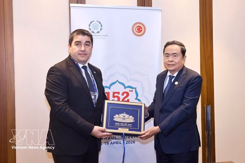 Chairman of the Vietnamese National Assembly Tran Thanh Man (R) presents a commemorative gift to Chairman of the Georgian Parliament Shalva Papuashvili during their meeting in Istanbul on April 16, 2026. (Photo: VNA)